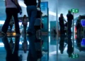 Passeggeri con bagagli all’interno di un terminal aeroportuale