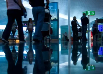 Passeggeri con bagagli all’interno di un terminal aeroportuale