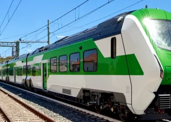 Treno regionale bianco e verde su binari elettrificati, immagine di repertorio per la linea Catania-Siracusa