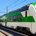 Treno regionale bianco e verde su binari elettrificati, immagine di repertorio per la linea Catania-Siracusa