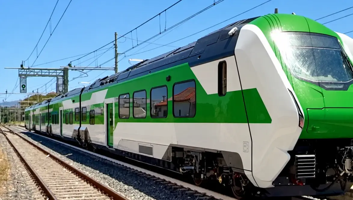 Treno regionale bianco e verde su binari elettrificati, immagine di repertorio per la linea Catania-Siracusa
