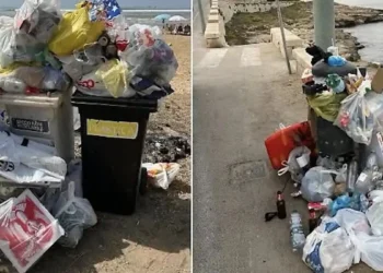 Bidoni colmi di sacchi di plastica su una spiaggia e cumulo di rifiuti abbandonato lungo un lungomare a Scicli