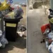 Bidoni colmi di sacchi di plastica su una spiaggia e cumulo di rifiuti abbandonato lungo un lungomare a Scicli