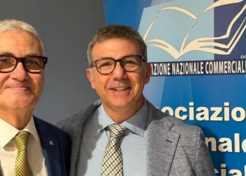 Giovanni Frasca, presidente Anc Ragusa, in posa con un collega davanti al banner dell'Associazione nazionale commercialisti