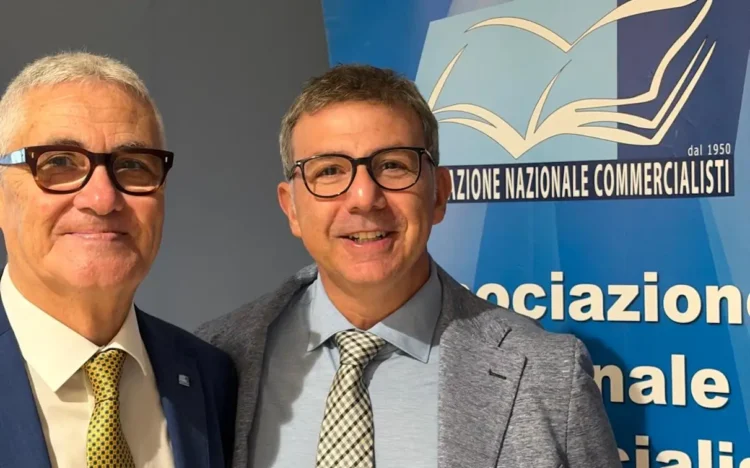 Giovanni Frasca, presidente Anc Ragusa, in posa con un collega davanti al banner dell'Associazione nazionale commercialisti