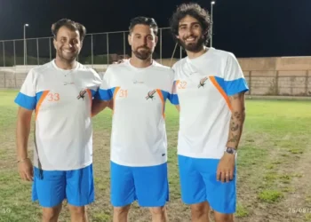 Raffaele Monaco, Emanuele Monaco e Alessandro Scaglione del Comiso sul campo di calcio dopo il ripescaggio in Promozione