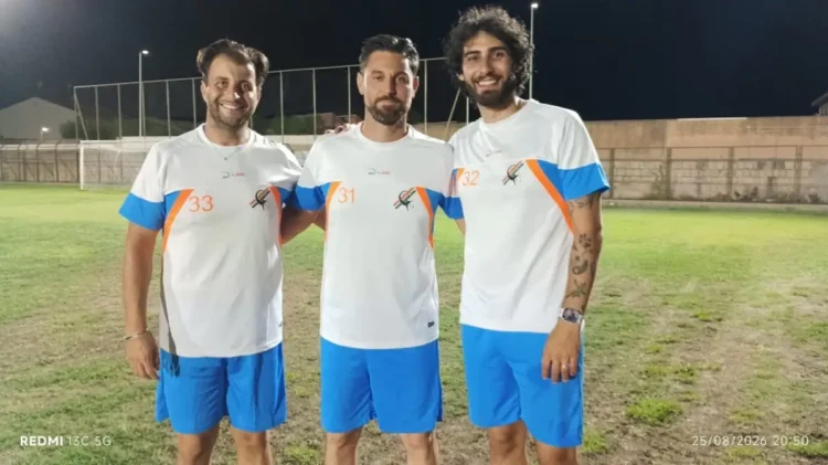 Raffaele Monaco, Emanuele Monaco e Alessandro Scaglione del Comiso sul campo di calcio dopo il ripescaggio in Promozione
