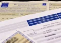 Modulo bollo auto Regione Sicilia, cartella, banconote e chiave dell'auto