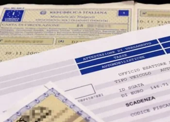 Modulo bollo auto Regione Sicilia, cartella, banconote e chiave dell'auto