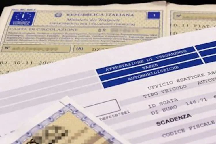 Modulo bollo auto Regione Sicilia, cartella, banconote e chiave dell'auto