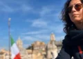 Marianna Buscema, consigliera comunale di Scicli, in un ritratto a Roma con il Foro Romano sullo sfondo