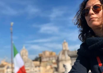 Marianna Buscema, consigliera comunale di Scicli, in un ritratto a Roma con il Foro Romano sullo sfondo