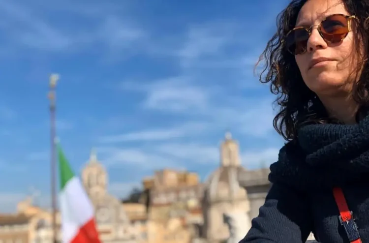Marianna Buscema, consigliera comunale di Scicli, in un ritratto a Roma con il Foro Romano sullo sfondo