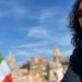 Marianna Buscema, consigliera comunale di Scicli, in un ritratto a Roma con il Foro Romano sullo sfondo