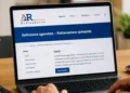 Laptop su una scrivania con la pagina web sulla rottamazione quinquies