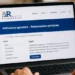 Laptop su una scrivania con la pagina web sulla rottamazione quinquies