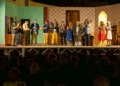 Attori in costume sul palco della Sagra della Vendemmia di Pedalino durante i saluti finali, pubblico in platea