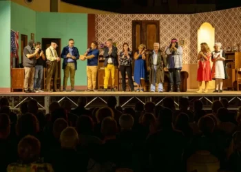 Attori in costume sul palco della Sagra della Vendemmia di Pedalino durante i saluti finali, pubblico in platea