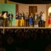 Attori in costume sul palco della Sagra della Vendemmia di Pedalino durante i saluti finali, pubblico in platea