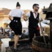 Pigiatura dell'uva a piedi nudi durante la Sagra della Vendemmia di Pedalino, con pubblico in festa sullo sfondo