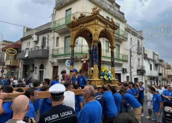 Statua di San Giuseppe portata in processione nel centro storico di Giarratana