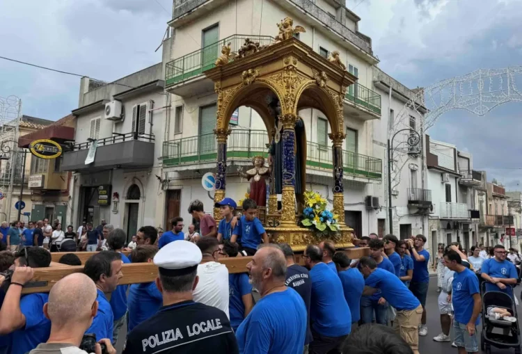Statua di San Giuseppe portata in processione nel centro storico di Giarratana