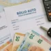 Modulo del bollo auto Regione Sicilia con cartella di pagamento, banconote da 50, 20 e 10 euro e chiave d'auto