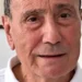 Primo piano di Renato Schifani, presidente della Regione Siciliana, in polo bianca, in un ambiente interno