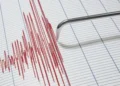 Sismografo su carta millimetrata: la linea rossa registra picchi ravvicinati, come in uno sciame sismico