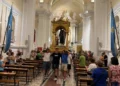 Il simulacro di San Giuseppe portato a spalla nella chiesa Madre di Giarratana durante il rito della Scinnuta