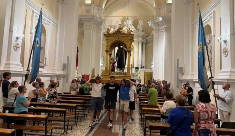 Il simulacro di San Giuseppe portato a spalla nella chiesa Madre di Giarratana durante il rito della Scinnuta