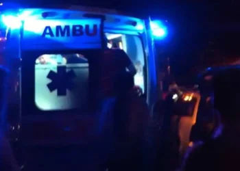 Ambulanza del 118 a porte aperte durante un intervento notturno di soccorso, persone intorno al mezzo