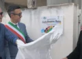 Il sindaco di Acate scopre la targa della scuola dell'infanzia intitolata a Santa Giuseppina Bakhita, accanto al vescovo