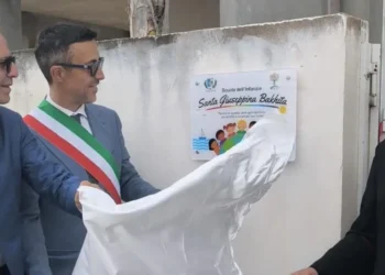 Il sindaco di Acate scopre la targa della scuola dell'infanzia intitolata a Santa Giuseppina Bakhita, accanto al vescovo