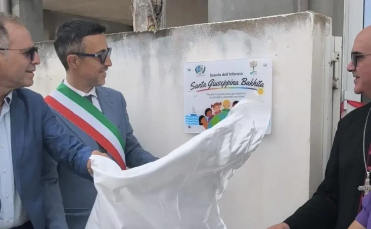 Il sindaco di Acate scopre la targa della scuola dell'infanzia intitolata a Santa Giuseppina Bakhita, accanto al vescovo