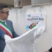 Il sindaco di Acate scopre la targa della scuola dell'infanzia intitolata a Santa Giuseppina Bakhita, accanto al vescovo