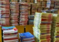 Pile di libri di testo e quaderni scolastici
