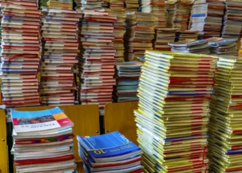 Pile di libri di testo e quaderni scolastici