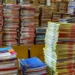 Pile di libri di testo e quaderni scolastici