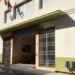 Plesso scolastico di via Diodoro Siculo a Ragusa, con ingresso e finestre dell'edificio