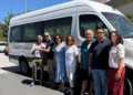 Rappresentanti del Comune di Giarratana davanti al nuovo scuolabus bianco durante la consegna delle chiavi.
