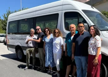 Rappresentanti del Comune di Giarratana davanti al nuovo scuolabus bianco durante la consegna delle chiavi.