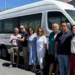 Rappresentanti del Comune di Giarratana davanti al nuovo scuolabus bianco durante la consegna delle chiavi.