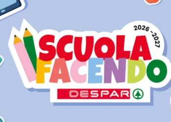 Il logo della campagna Scuolafacendo Despar 2026-2027, con matite, quaderno e tablet decorativi