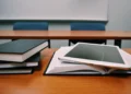 Scuola con banchi, libri e tablet in un'aula di Palermo