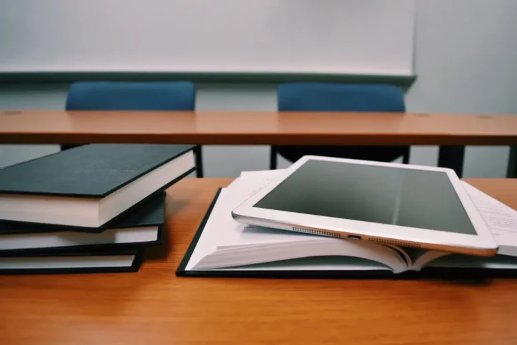 Scuola con banchi, libri e tablet in un'aula di Palermo