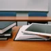 Scuola con banchi, libri e tablet in un'aula di Palermo