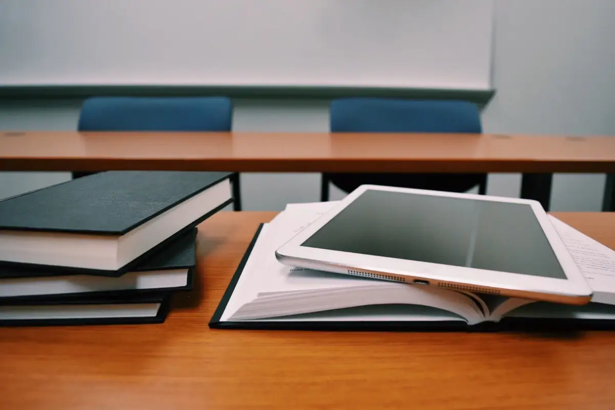 Scuola con banchi, libri e tablet in un'aula di Palermo