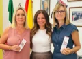 L'assessore Giusi Cubisino porta nelle scuole di Comiso un segnalibro realizzato con il sindaco, con il messaggio gentilezza, sorriso e connessioni