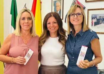 L'assessore Giusi Cubisino porta nelle scuole di Comiso un segnalibro realizzato con il sindaco, con il messaggio gentilezza, sorriso e connessioni